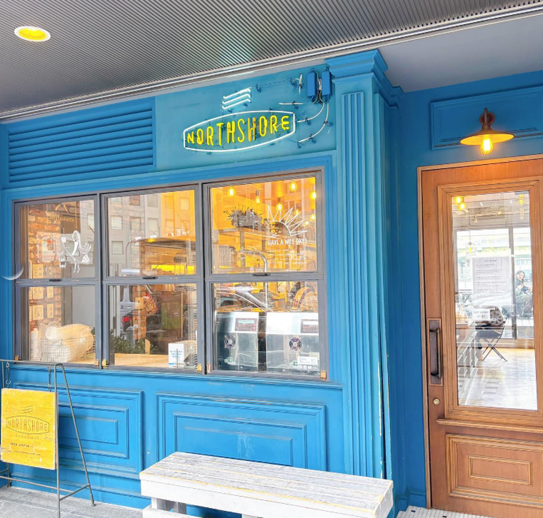 青緑色のペイントがおしゃれなノースショア 北浜店外観
