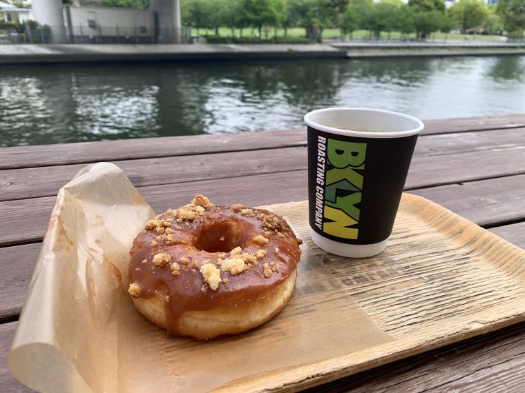 ブルックリン ロースティング カンパニー 北浜のテラス席に置いたキャラメルクランブルとドリップコーヒー