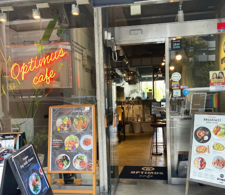 ガラス張りでおしゃれな「オプティマス カフェ」外観