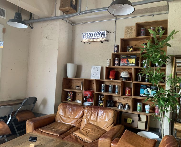 ソファーとインテリアがおしゃれなブルックリン ロースティング カンパニー 北浜内観