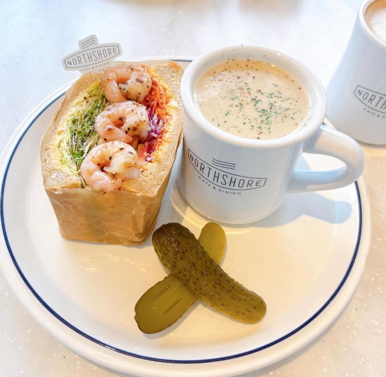 ノースショア 北浜店のテーブルに置いたハーフシュリンプエッグスプラウトサンドイッチとクラムチャウダーのセット
