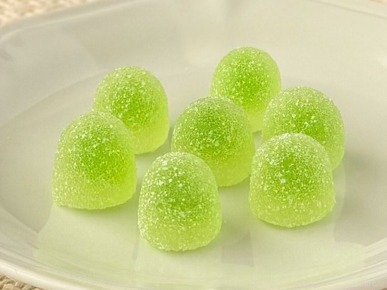 白皿にのった「むっち実グミ 青りんご味」