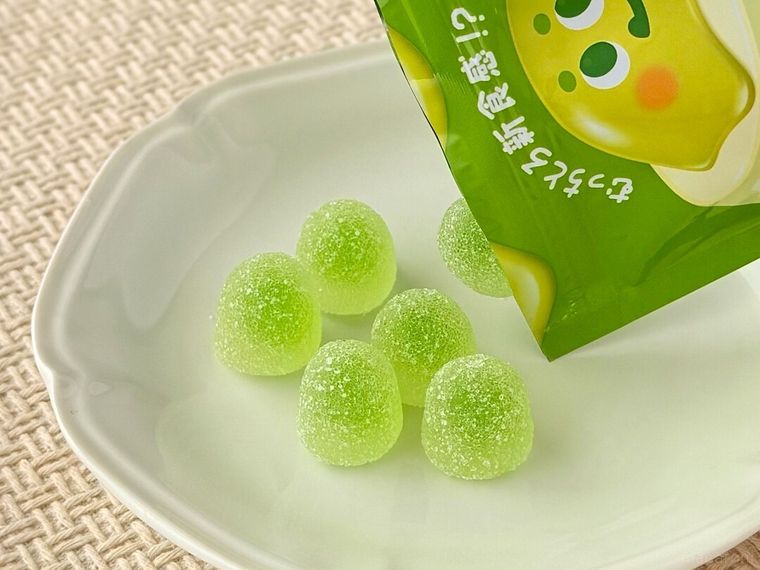 「むっち実グミ 青りんご味」を皿に盛り付けている様子