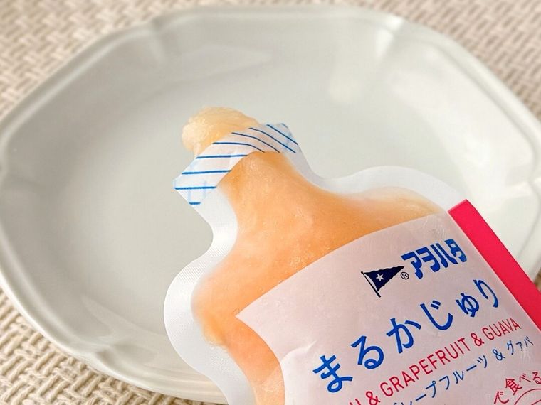 「まるかじゅり ピーチ＆グレープフルーツ＆グァバ」を開けた様子