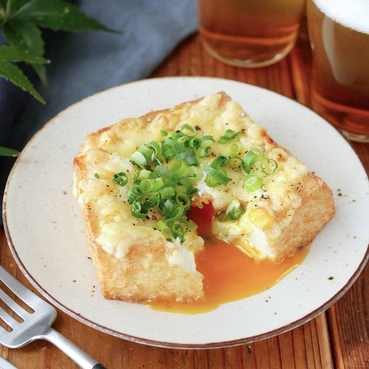 白い皿に盛られた厚揚げ卵のチーズ焼き