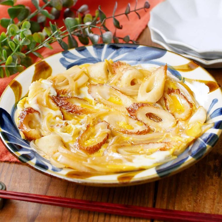 白地に青い模様入りの皿に盛られたちくわの卵とじ