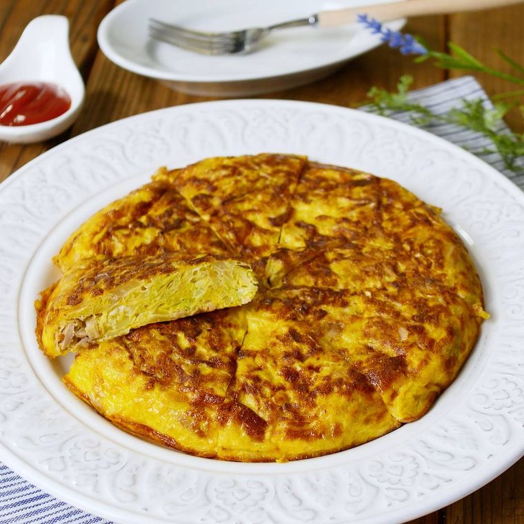 白い皿に盛られたキャベツのオープンオムレツ