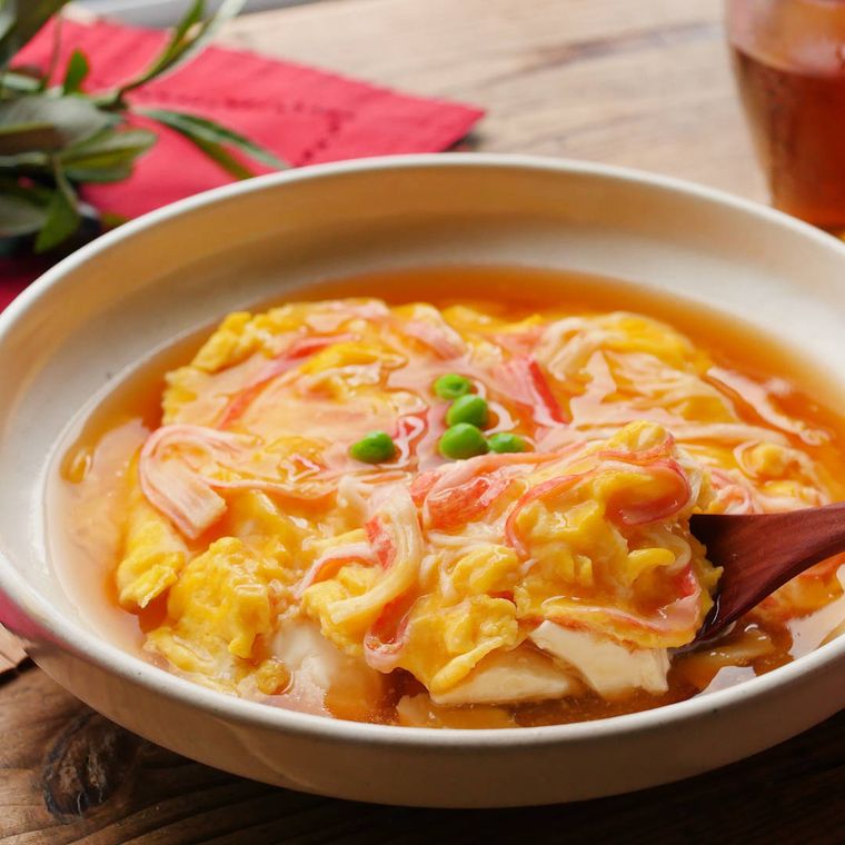 白い皿に盛られた豆腐カニ玉