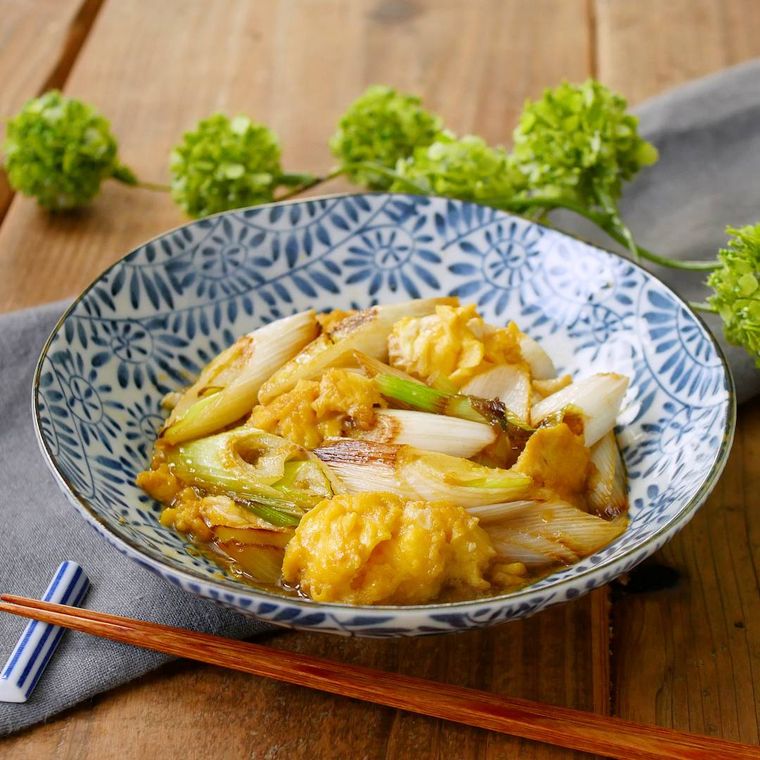 白地に青い模様入りの皿に盛られた卵と長ねぎの甘辛炒め