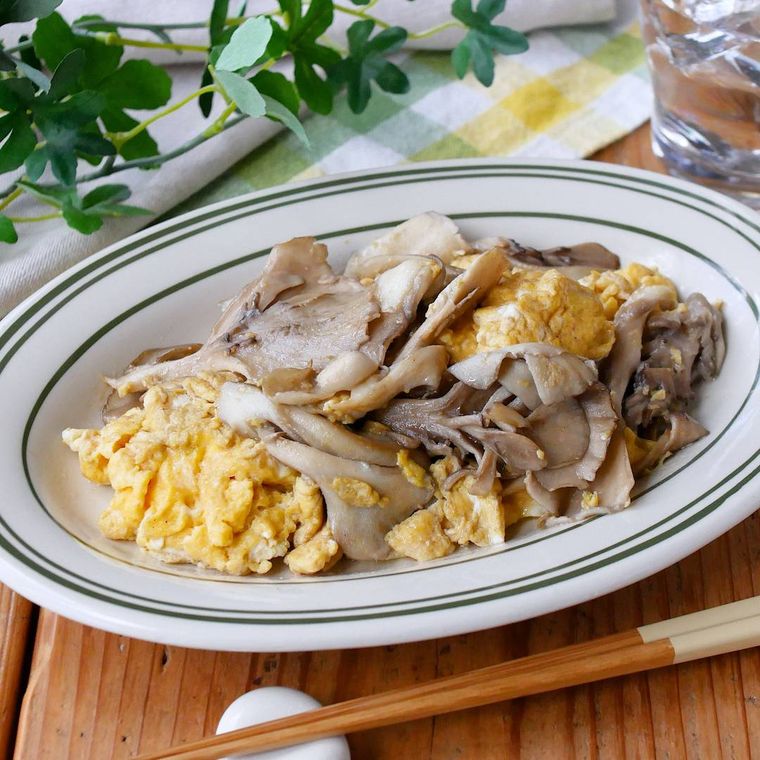 白い皿に盛られたまいたけと卵のマヨネーズ炒め