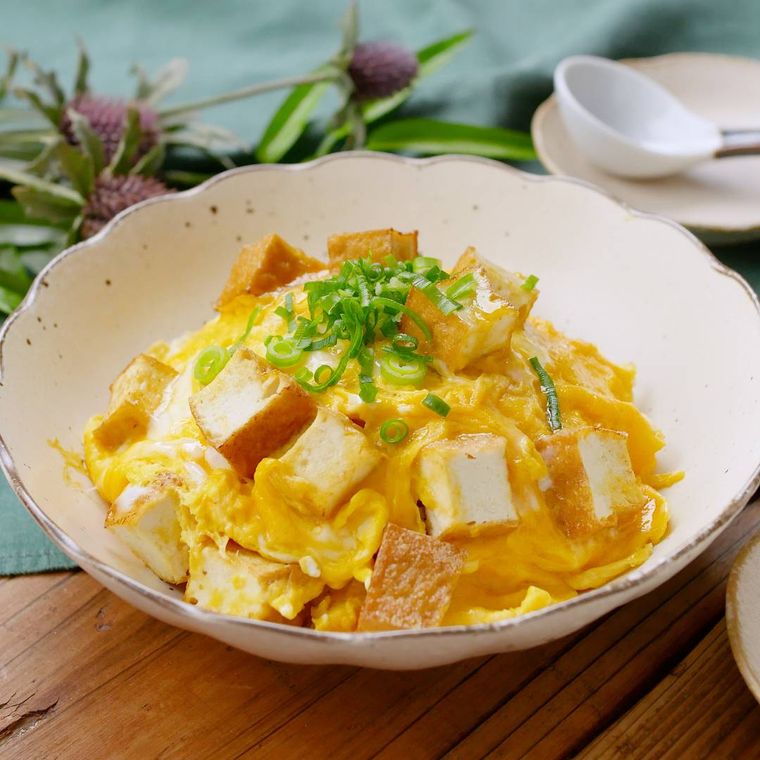 白い皿に盛られた厚揚げの卵とじ丼