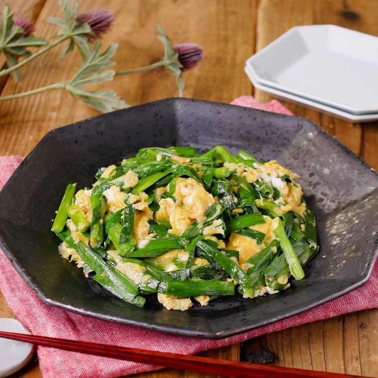 黒い皿に盛られたニラ玉炒め