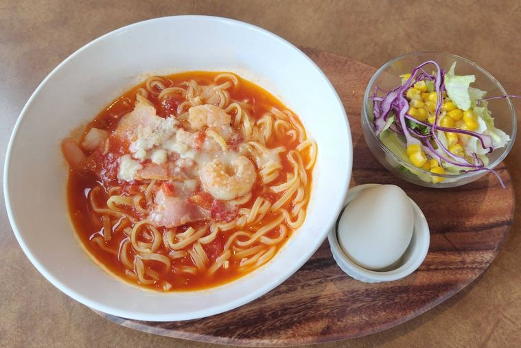 トマトスープパスタとたまごとサラダがのったモーニングプレート