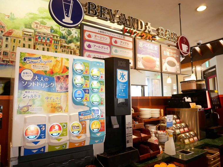 ジュースや炭酸ドリンクが出るマシンやホットドリンク用の茶葉が並ぶドリンクバー