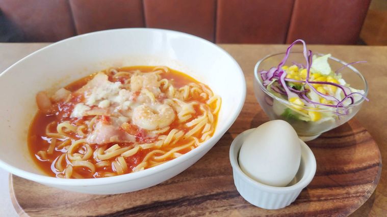 トマトスープパスタとサラダとゆで卵がのったモーニングプレート