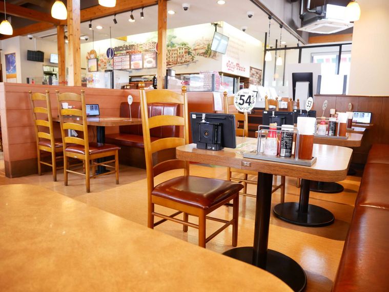 テーブルやイスが並べられたジョリーパスタの店内
