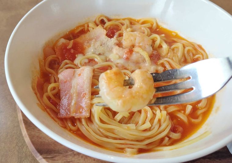 トマトスープパスタに入っているエビ
