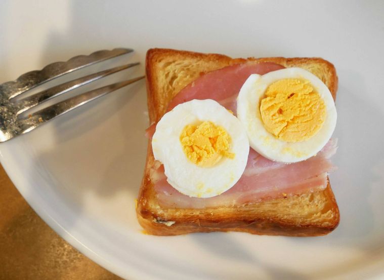 デニッシュトーストにベーコンとスライスゆで卵をのせたオープンサンド