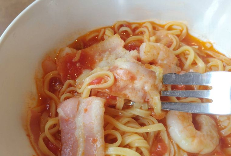 溶けたチーズが麺にからんだトマトスープパスタ