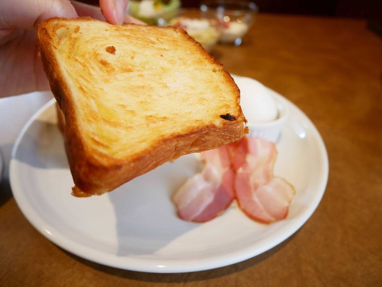 トーストされたデニッシュトーストを持っている様子