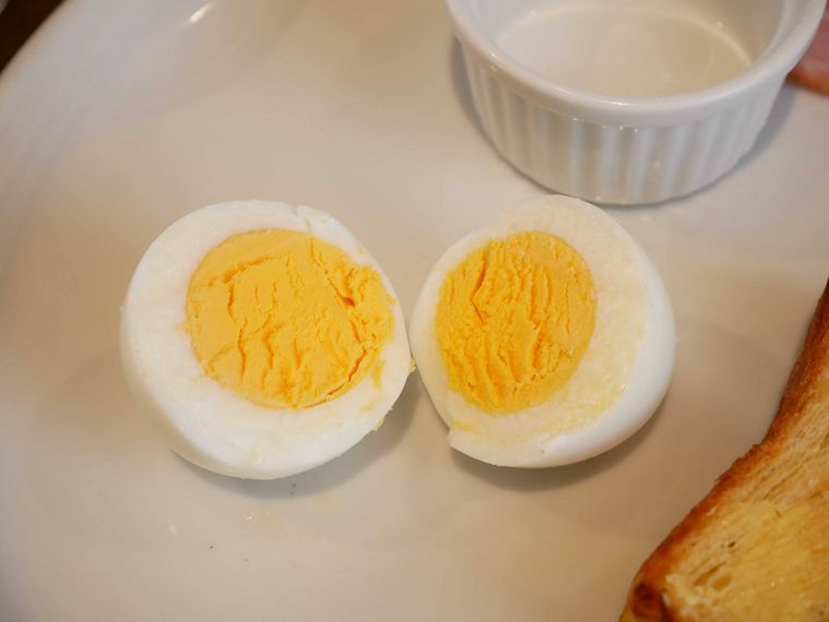 ふたつに割れて断面が見えるゆで卵