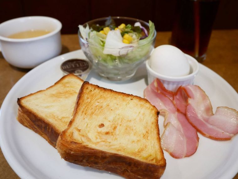デニッシュトーストとベーコンやサラダが乗ったモーニングプレート