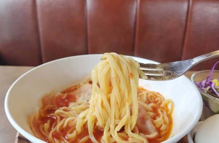 平麺が特徴的なトマトスープパスタ