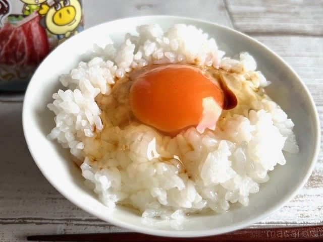 甘じょっぱいたれをかけた卵がけごはん