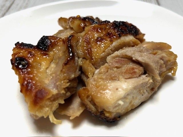 生塩こうじで漬け込んでこんがり焼いた鶏もも肉