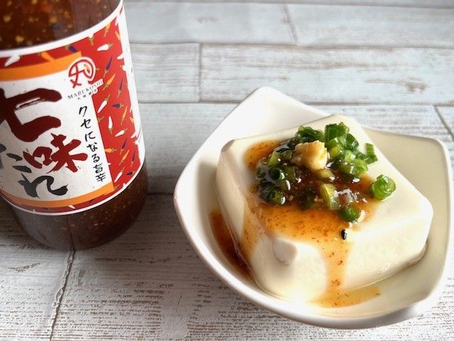 豆腐の上に青ネギ、しょうが、七味たれをかけてある
