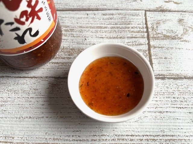 小皿に出した七味たれ