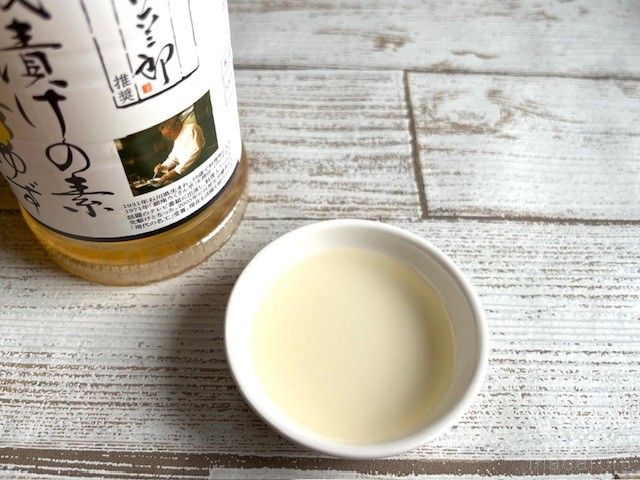 塩分控えめでゆず風味の透きとおった浅漬けの素が小皿にある