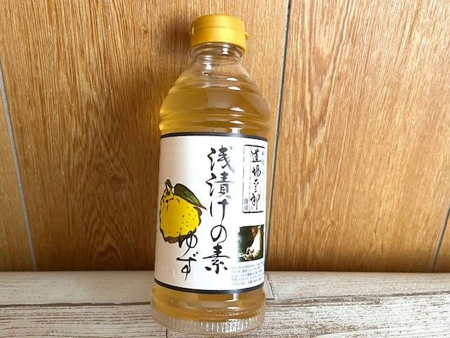 道場六三郎氏監修の浅漬けの素が机の上に置いてある