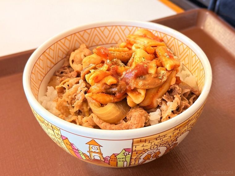 お盆の上にのった「ナポリタン牛丼」
