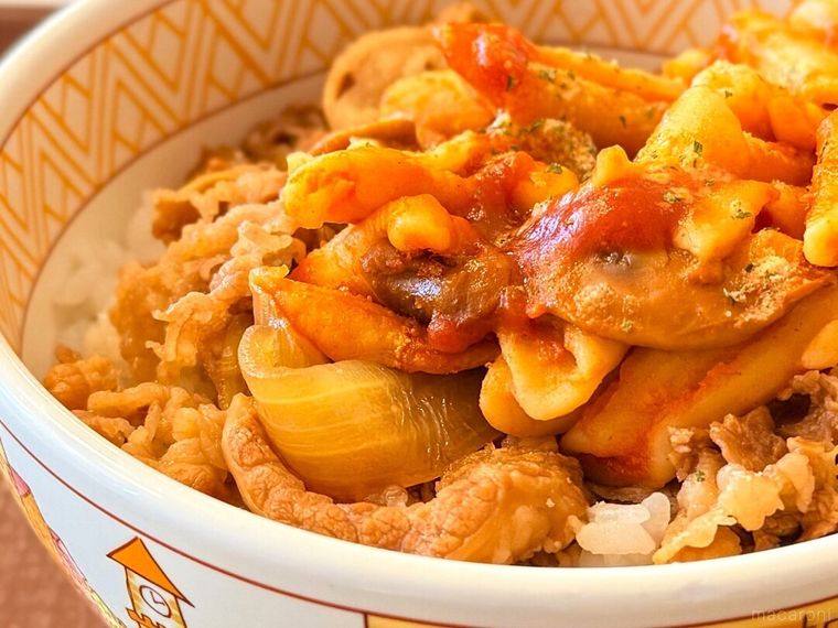 ナポリタンがのった「ナポリタン牛丼」