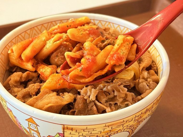 「ナポリタン牛丼」をスプーンで持っている様子