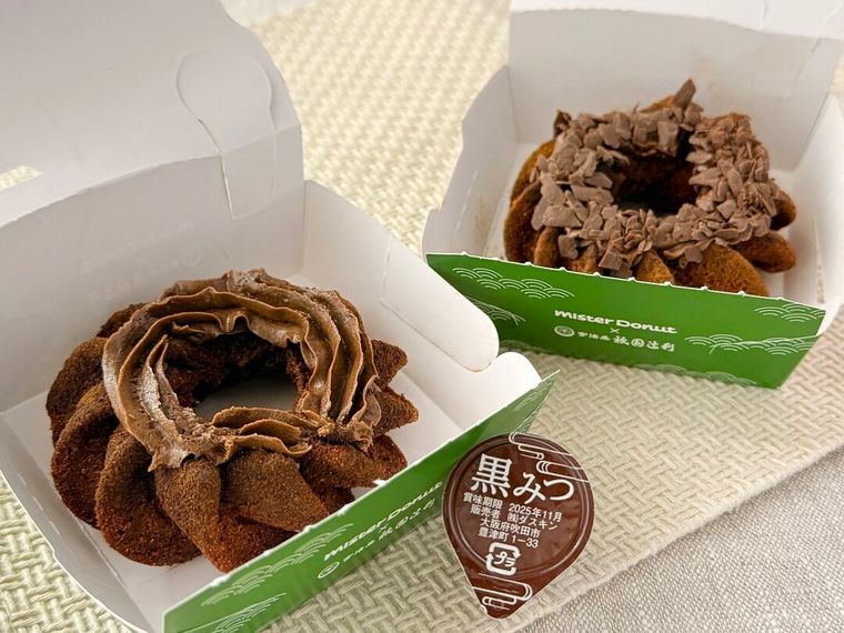 「宇治ほうじ茶づくし」と「宇治ほうじ茶 ほうじ茶チョコあずき」のパッケージを開けている様子