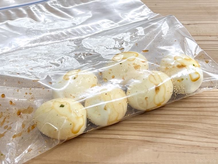 ゆで卵をヒガシマルのうどんスープに漬け込んでいる様子