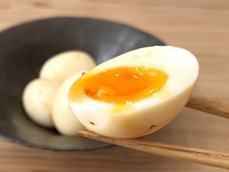 味玉を箸で持ち上げている様子