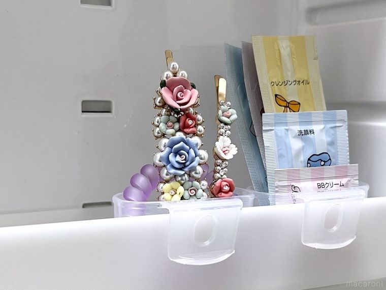 「ペン立て用ポケット」にヘアピンとヘアゴムを入れた様子