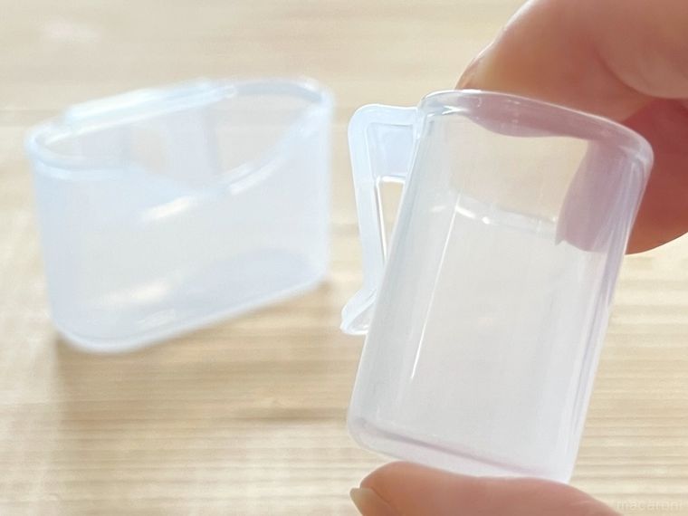 「ペン立て用ポケット」を手で持っている様子