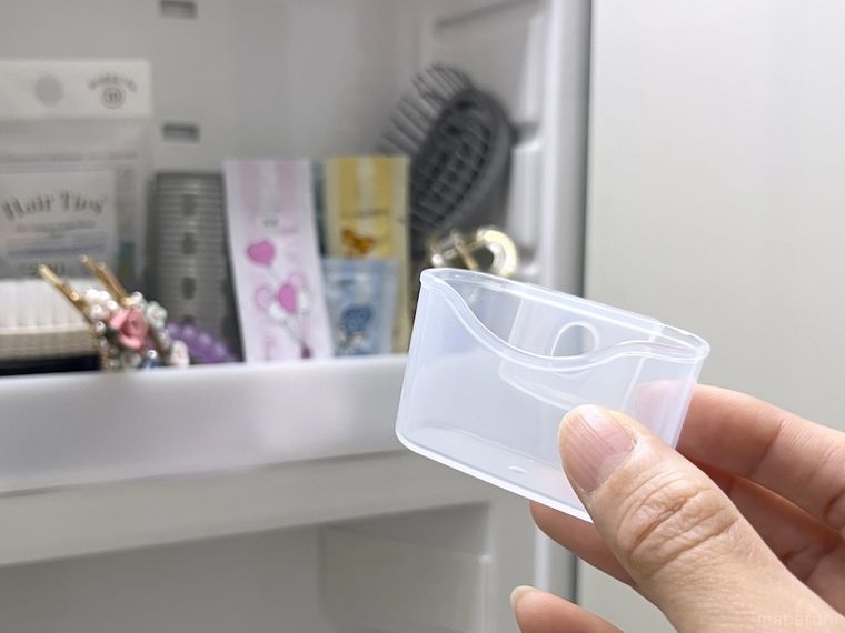 「ペン立て用ポケット」を手で持っている様子