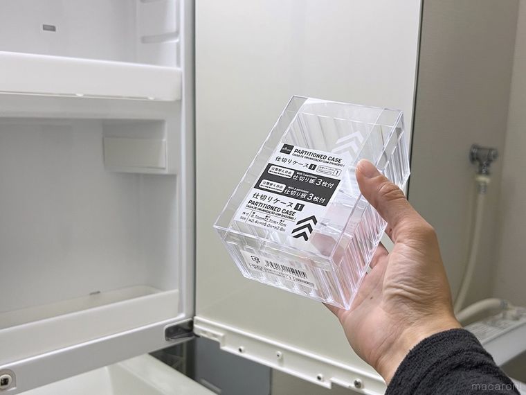 ダイソーの「仕切りケース 1」を手で持っている様子