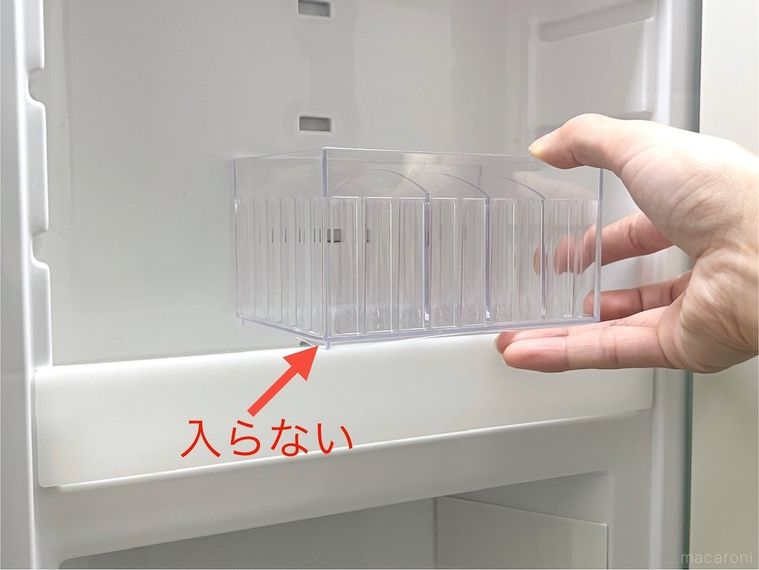 洗面台の収納棚に「仕切りケース」を入れようとしている様子