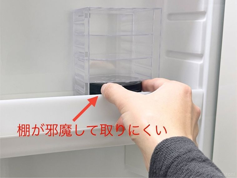 「仕切りケース」に入れたアイテムを取り出そうとしている様子