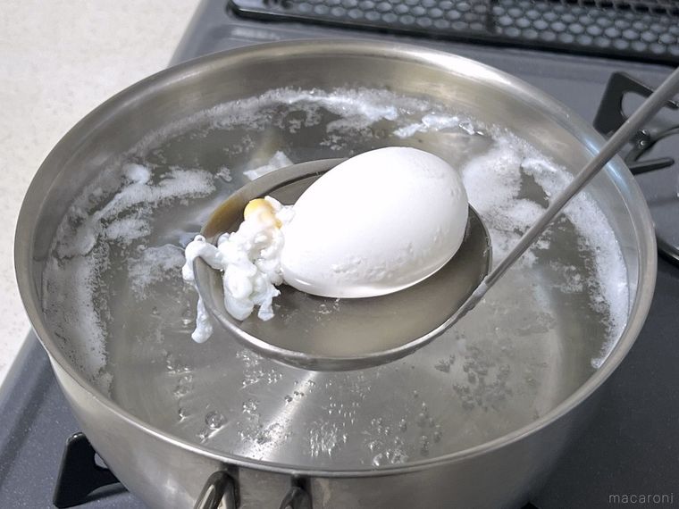白身が飛び出たゆで卵