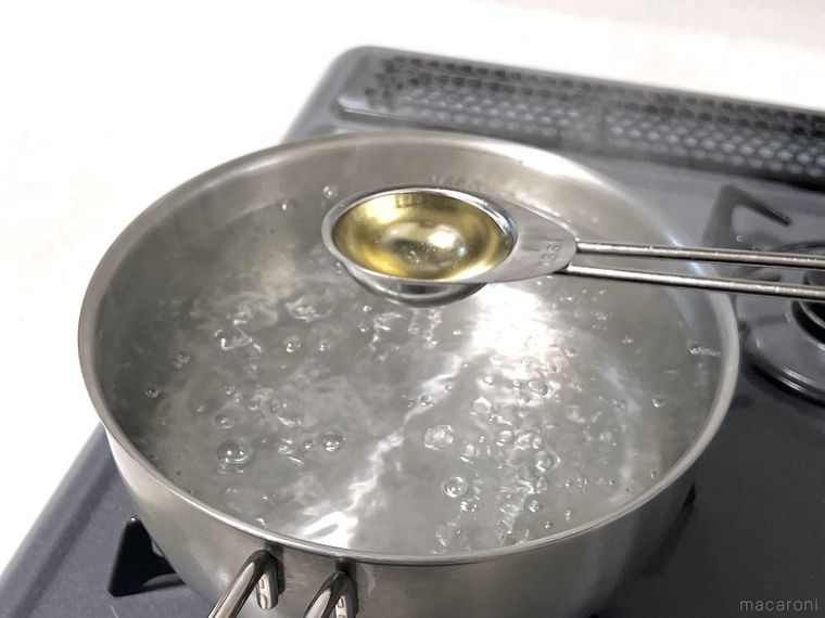 熱湯に酢を入れようとしている様子