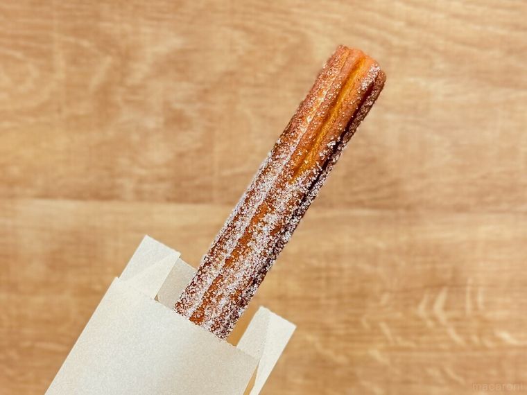 チュロホワイトシュガーを持っている様子