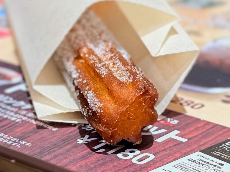 お盆の上にのったチュロホワイトシュガー