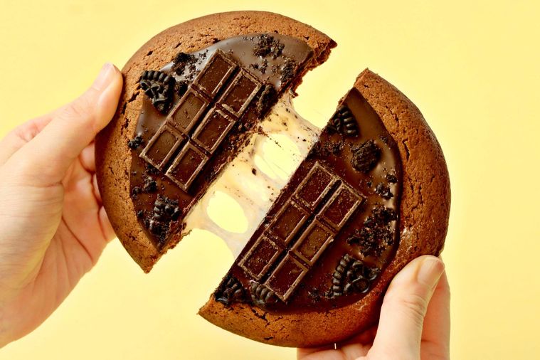 スモアチョコクッキを割っている